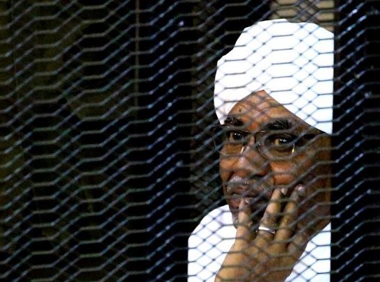 الرئيس السوداني السابق عمر البشير خلال احدى جلسات محاكمته في الخرطوم يوم 28 سبتمبر 2019. تصوير: محمد نور الدين عبد الله - رويترز.